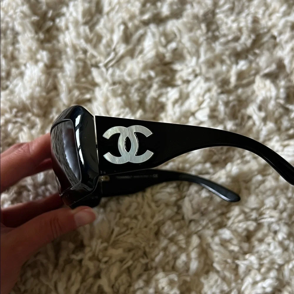 CHANEL Glossy Black Sunglasses with Iconic White Logo - Picture 3 of 8